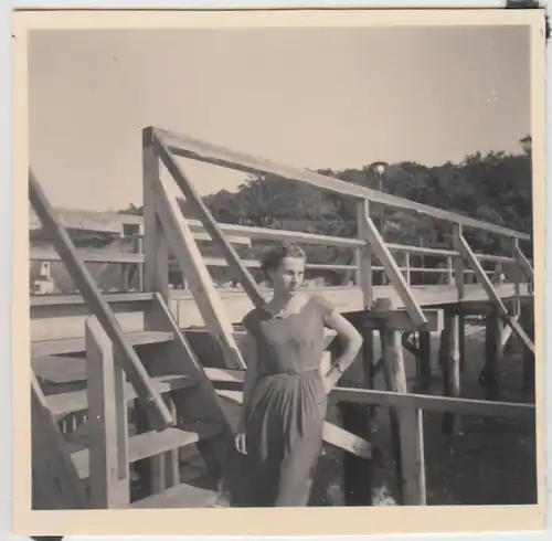 (F27136) Orig. Foto Rerik, Frau an der Seebrücke 1956