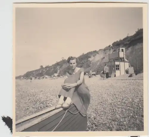 (F27135) Orig. Foto Rerik, Frau auf dem Rettungsboot vor Bademeisterhaus 1956