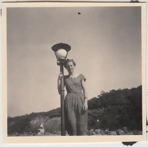 (F27134) Orig. Foto Rerik, Frau an Strandlaterne 1956