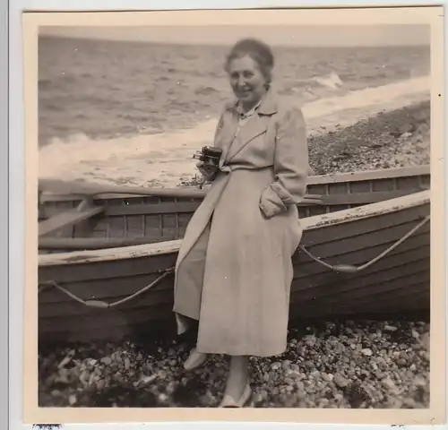 (F27130) Orig. Foto Rerik, Frau am Rettungsboot 1956