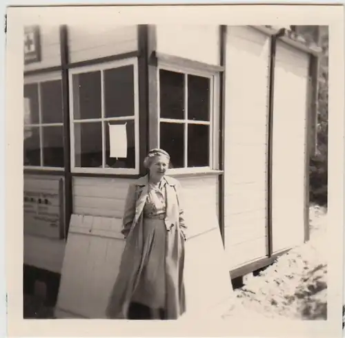 (F27129) Orig. Foto Rerik, Frau am Bademeisterhaus 1956