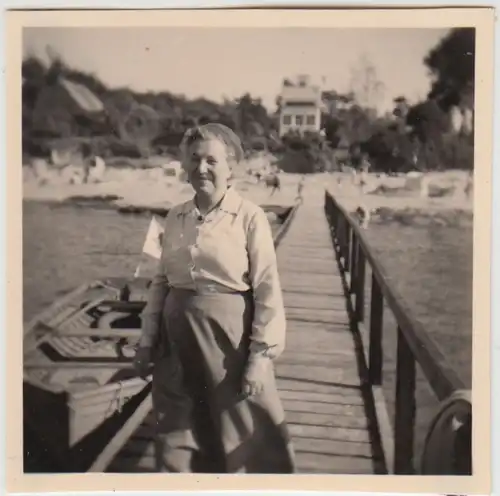 (F27126) Orig. Foto Insel Poel, Frau auf der Seebrücke 1956