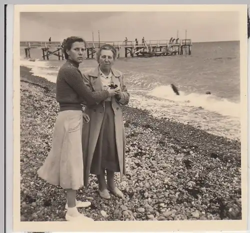 (F27124) Orig. Foto Rerik, Frauen am Strand 1956