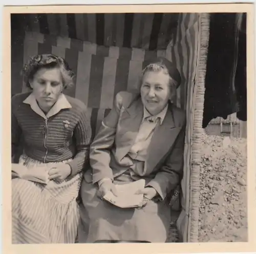 (F27123) Orig. Foto Rerik, Frauen im Strandkorb 1956