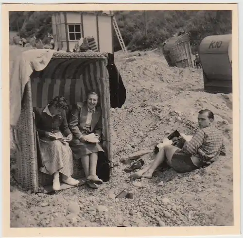(F27122) Orig. Foto Rerik, Personen im Strandkorb 1956