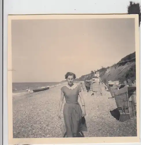 (F27121) Orig. Foto Rerik, Frau läuft am Strand 1956