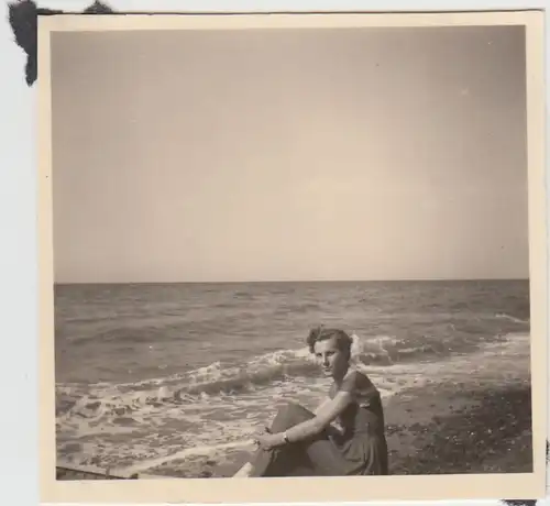 (F27120) Orig. Foto Rerik, Frau sitzt am Strand 1956