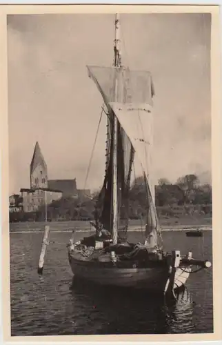 (F27115) Orig. Foto Rerik, Fischerboot am Salzhaff m. Kirche 1956