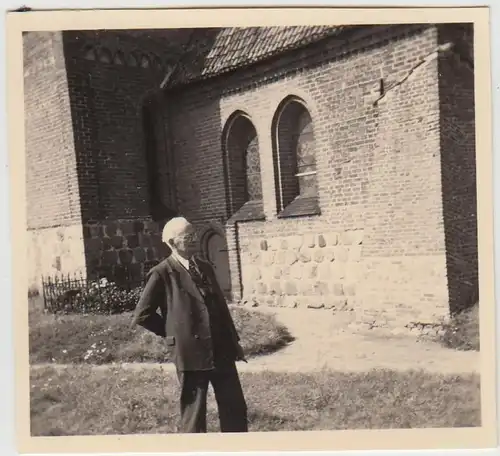 (F27111) Orig. Foto Rerik, Kirche, Mann am Chor 1956