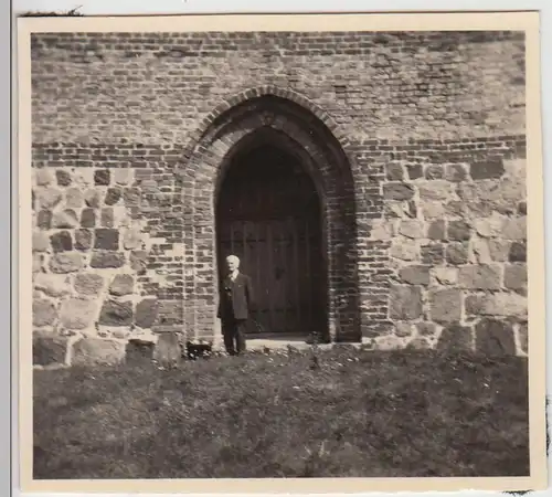 (F27110) Orig. Foto Rerik, Kirche, Mann am Eingang zum Turm 1956