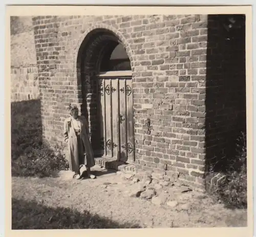 (F27109) Orig. Foto Rerik, Kirche, Frau am Südportal 1956