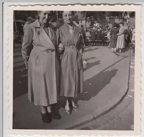 (F27099) Orig. Foto Kyritz, Frauen am Straßenrand zum Bassenitzfest 1956