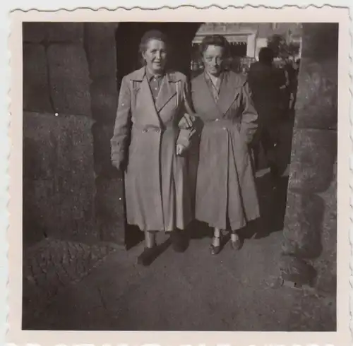 (F27098) Foto Kyritz, Frauen stehen in einem Torbogen (Bassewitz-Mauer) 1956