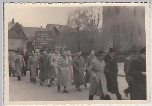 (F27094) Orig. Foto Kyritz, Personen a. Straße, 1.Mai-Marsch DDR 1956