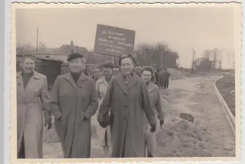 (F27091) Foto Kyritz, Personen a. neu gebauter Straße, 1.Mai-Marsch DDR 1956