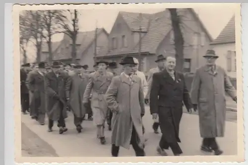 (F27090) Orig. Foto Kyritz, Personen a. Straße, 1.Mai-Marsch DDR 1956