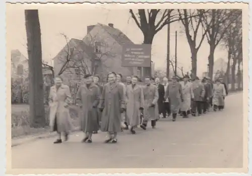 (F27089) Orig. Foto Kyritz, Personen a. Straße, 1.Mai-Marsch DDR 1956