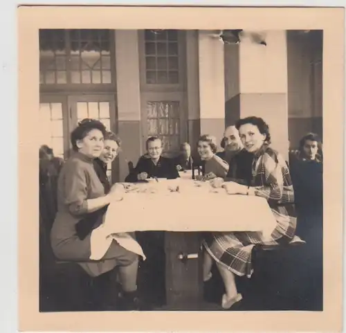 (F27086) Orig. Foto Frauen sitzen am Tisch in Bad Gottleuba 1955