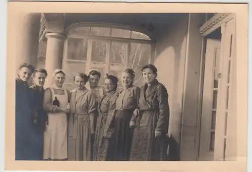 (F27085) Orig. Foto Frauen u. Schwestern in Bad Gottleuba 1955