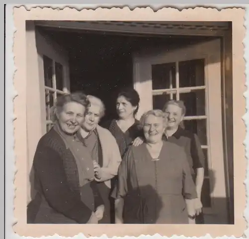 (F27084) Orig. Foto Frauen stehen vor einem Hauseingang 1955