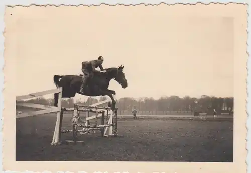 (F27083) Orig. Foto deutscher Soldat auf Pferd, Springreiten 1930er