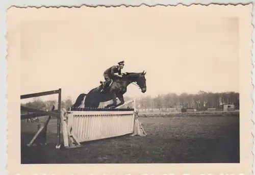 (F27082) Orig. Foto deutscher Soldat auf Pferd, Springreiten 1930er
