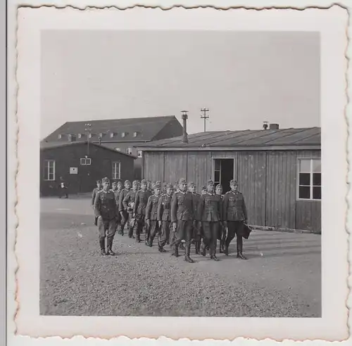 (F27079) Orig. Foto deutsche Soldaten marschieren auf Barackenhof 1930er