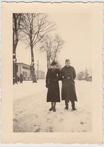 (F27077) Orig. Foto deutscher Soldat mit Frau auf Straße im Winter 1930er