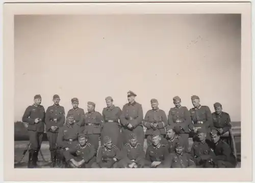 (F27074) Orig. Foto deutsche Soldaten, Gruppenbild im Freien 1930er