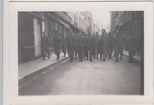 (F27071) Orig. Foto deutsche Soldaten laufen auf enger Straße 1930er