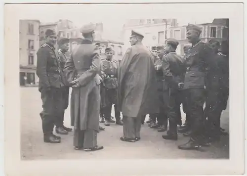 (F27070) Orig. Foto deutsche Soldaten auf einem städtischen Platz 1930er
