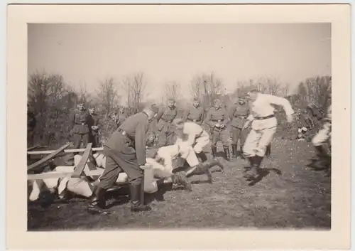 (F27068) Orig. Foto deutsche Soldaten, Kriechen, Übung im Felde 1930er