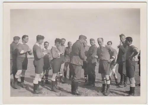 (F27066) Orig. Foto Männer und Soldaten auf dem Sportplatz, Fußball 1930er