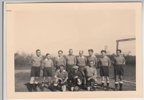 (F27063) Orig. Foto Männer auf dem Sportplatz, Fußball 1930er