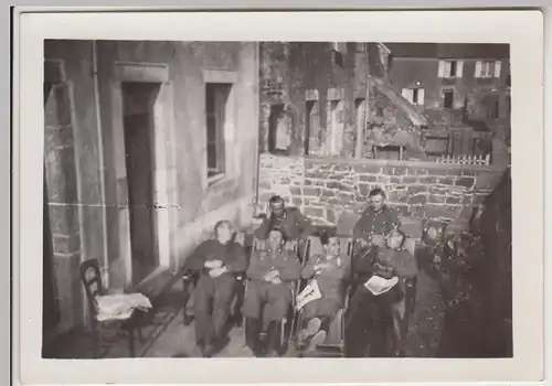 (F27057) Orig. Foto deutsche Soldaten auf Liegestühlen am Haus 1940