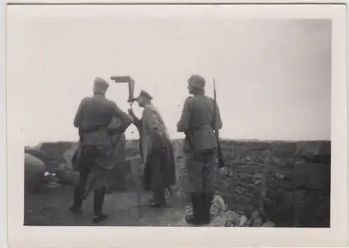 (F27055) Orig. Foto deutsche Soldaten blicken durch Scherenfernrohr 1940