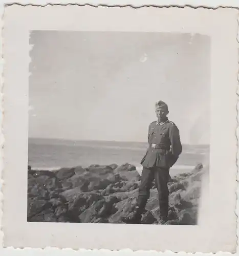 (F27049) Orig. Foto deutscher Soldat am Strand 1940