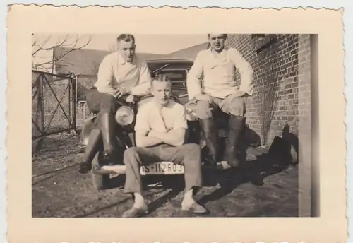 (F27046) Orig. Foto Männer sitzen auf Pkw (Provinz Hannover) 1930er