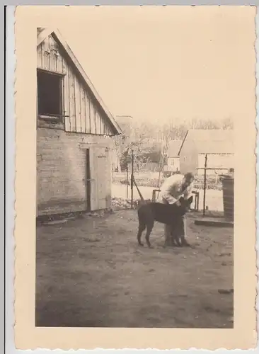 (F27045) Orig. Foto Mann mit Hund auf dem Haushof 1930er