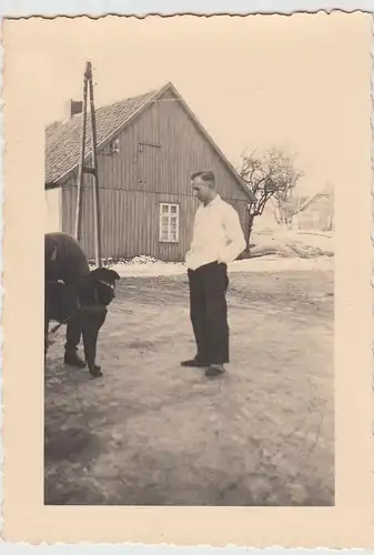 (F27043) Orig. Foto Männer mit angeschirrten Hund auf Straße 1930er