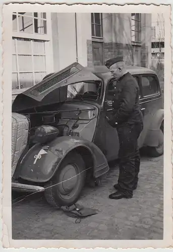 (F27038) Orig. Foto deutscher Soldat repariert Pkw 1930er