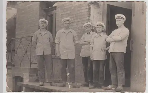 (F27029) Orig. Foto junge Männer a. Molkerei auf Laderampe 1930er