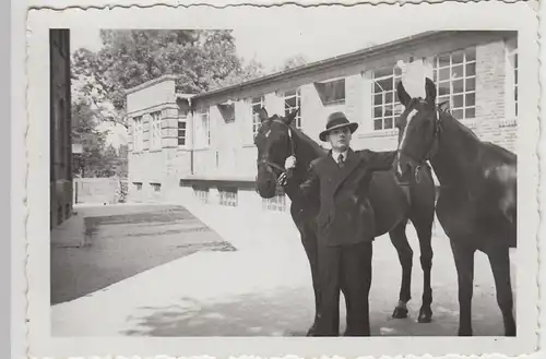 (F27013) Orig. Foto Mann mit Pferden am Gebäude 1930er