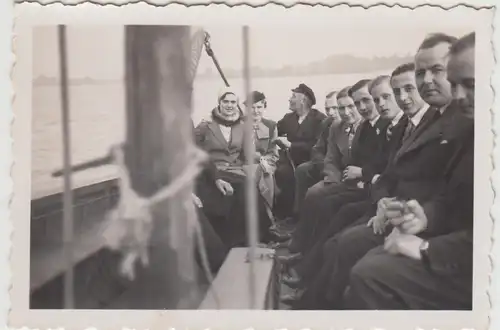 (F27008) Orig. Foto Personen sitzen in einem Segelboot 1930er