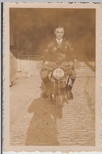 (F26998) Orig. Foto Mann sitzt auf Motorrad vor Scheunentor 1930er