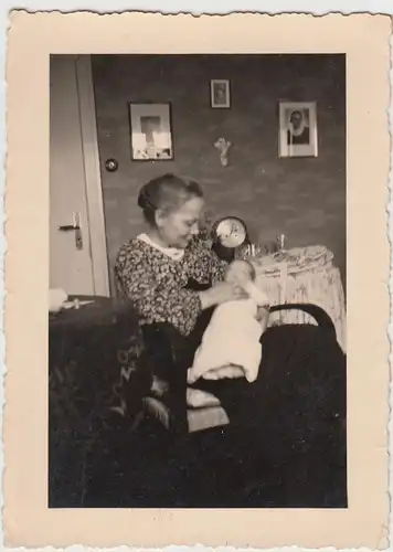 (F26993) Orig. Foto Frau mit Kleinkind auf Schoß 1930er