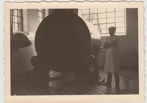 (F26990) Orig. Foto Mann an einem großen Kessel, Molkerei? 1930er