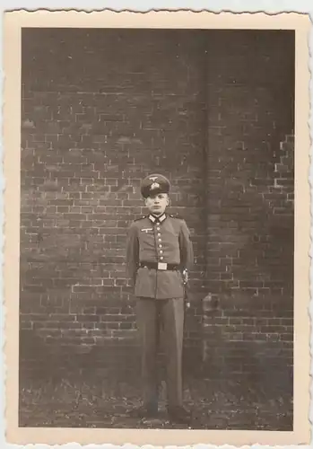 (F26989) Orig. Foto deutscher Soldat steht vor Ziegelwand 1930er