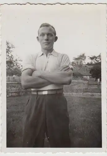 (F26987) Orig. Foto Mann steht im Garten 1930er