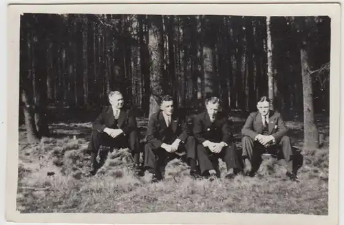 (F26983) Orig. Foto Männer sitzen am Waldrand 1937